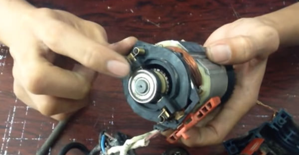Thay chổi than khi pin máy khoan yếu
