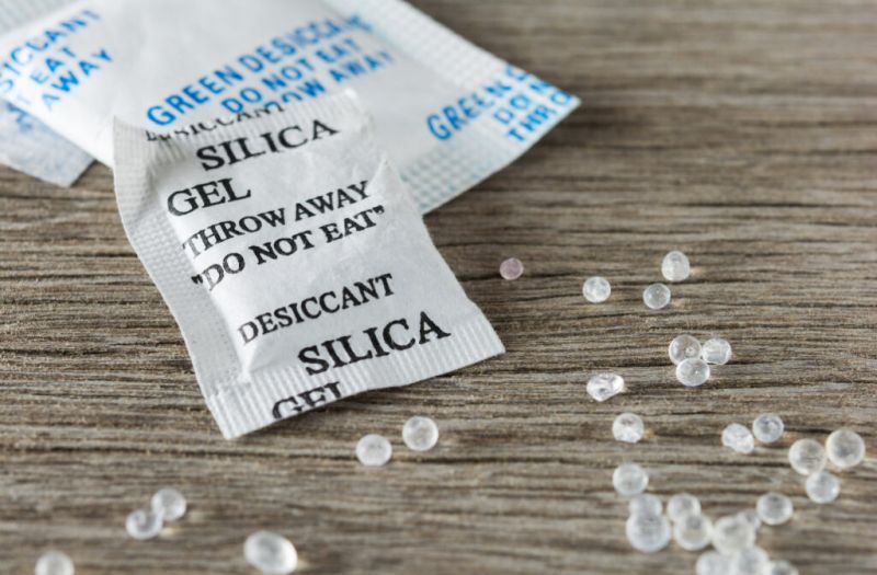 Sử dụng các gói hút ẩm để kiểm soát độ ẩm sau khi sấy 