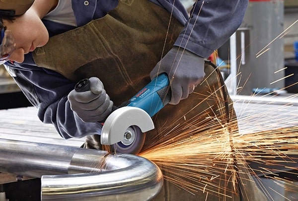 Máy cắt sắt cầm tay được chuyển đổi từ máy mài
