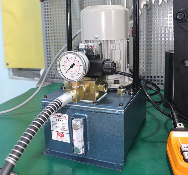 Bơm điện thủy lực bị hỏng gây ảnh hưởng đến công việc