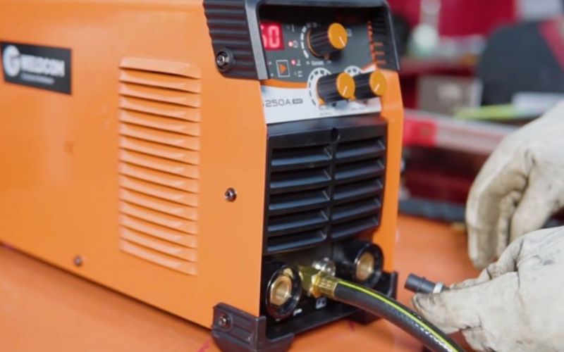 Kiểm tra máy hàn và khu vực làm việc