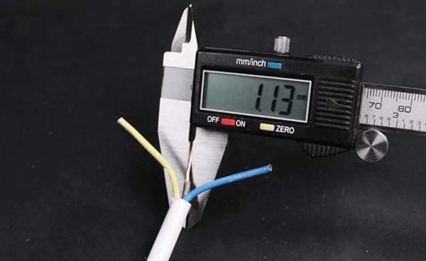 Thước kẹp là dụng cụ đo đường kính dây điện được dùng nhiều