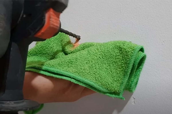 Khoan tường không bụi bằng giẻ lau thấm nước