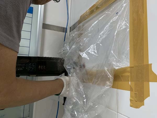Dùng túi nilon và băng keo để hứng bụi khi khoan