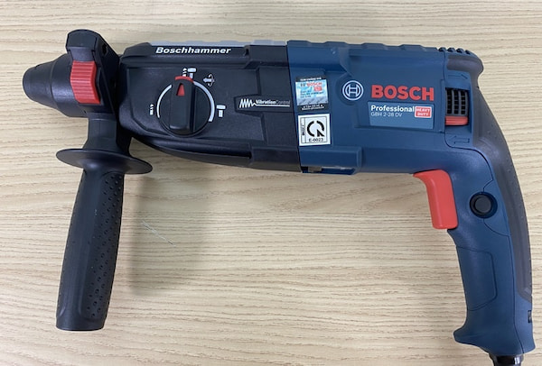 Bosch GBH 2-28 DV mang kiểu dáng điển hình của dòng khoan búa chuyên nghiệp