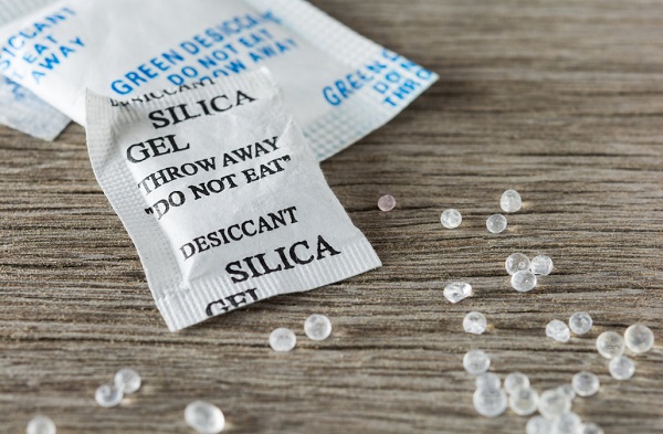 Sử dụng gói gel silica hút ẩm