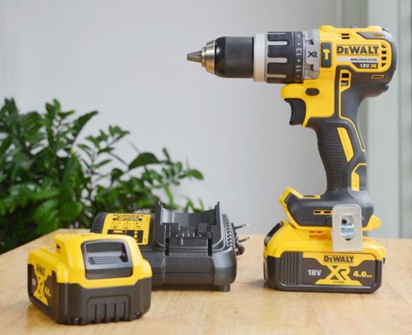 Dewalt DCD796M2-B1 là sản phẩm nên chọn nếu không biết nên mua máy khoan pin bao nhiêu vôn