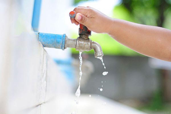 Máy bơm rửa xe bị yếu do nguồn nước cấp có vấn đề