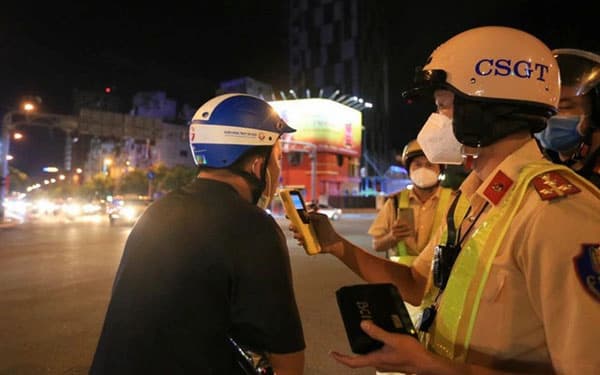Người điều khiển xe máy sẽ bị phạt từ 6-8 triệu với mức vi phạm nồng độ cồn 0.3