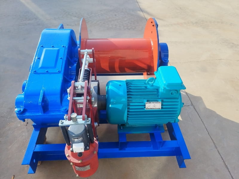 Tời mặt đất được lắp đặt cố định trên mặt bằng phẳng 
