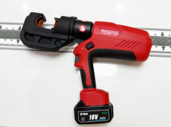 Máy ép cos thủy lực dùng pin EBS-400 ép khỏe 12 tấn