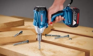Review tất tần tật về máy siết bu lông dùng pin Bosch GDS 250-LI  