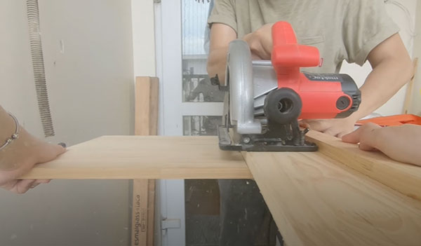 Thực hiện thao tác cắt gỗ